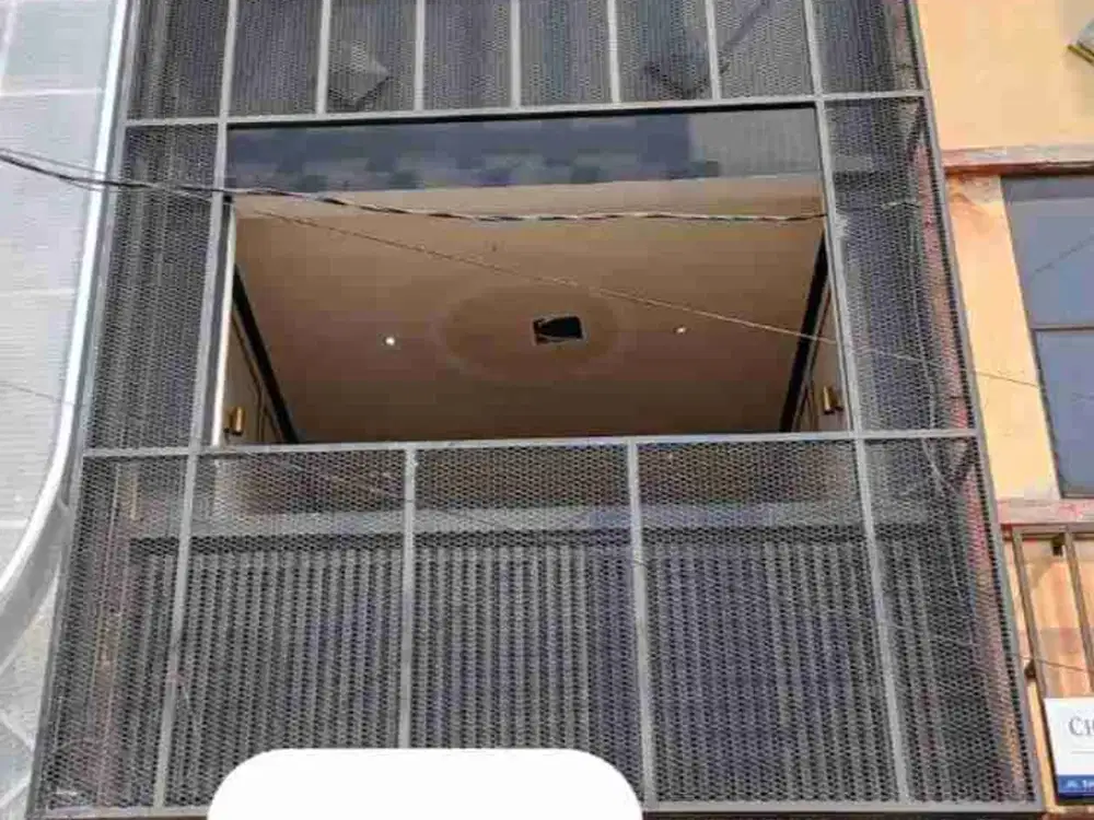 DISEWAKAN RUKO BAGUS 3,5LANTAI PINGGIR JALAN RAYA 2 MOBIL LOWONG TEBET