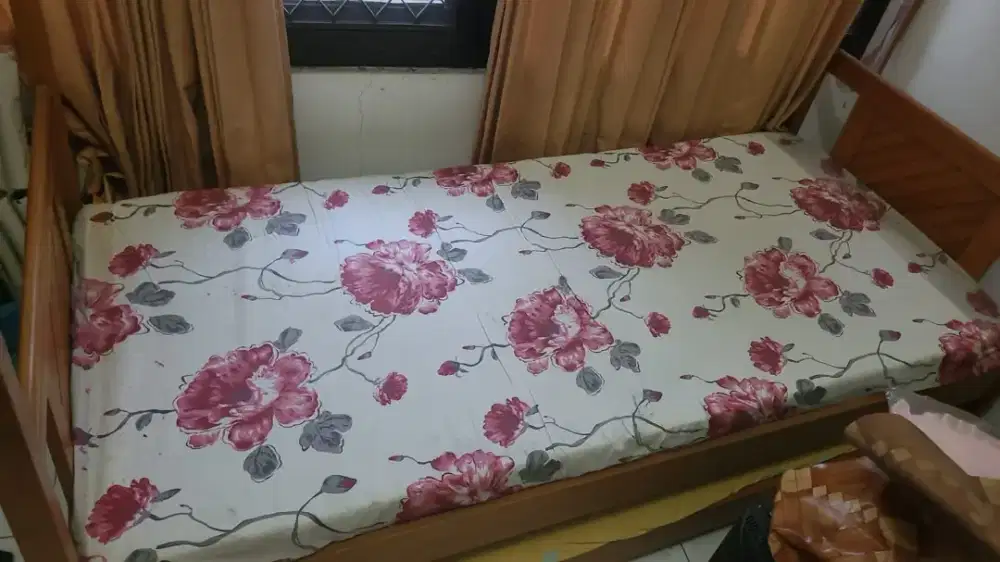 Dipan Kasur Kayu Solid susun atas bawah ukuran 90x100 Kondisi Oke