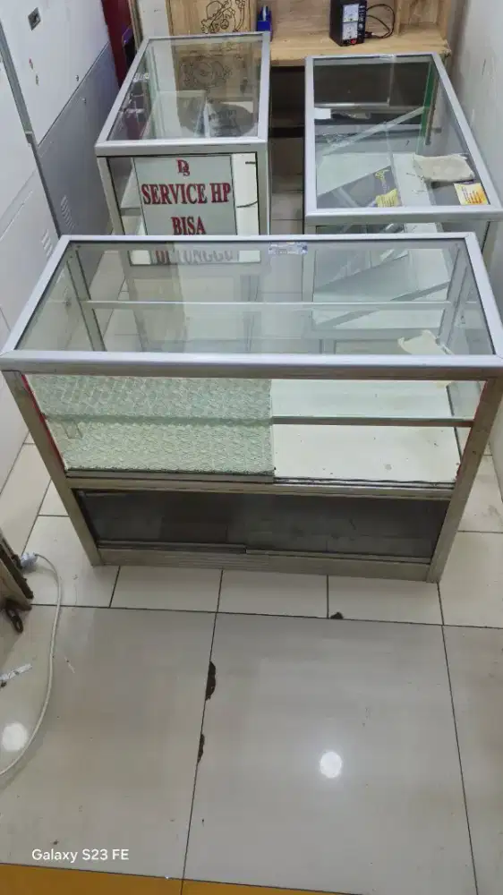 Etalase bekas service hp pendek gak ada roda di jual cepat ada 2 unit