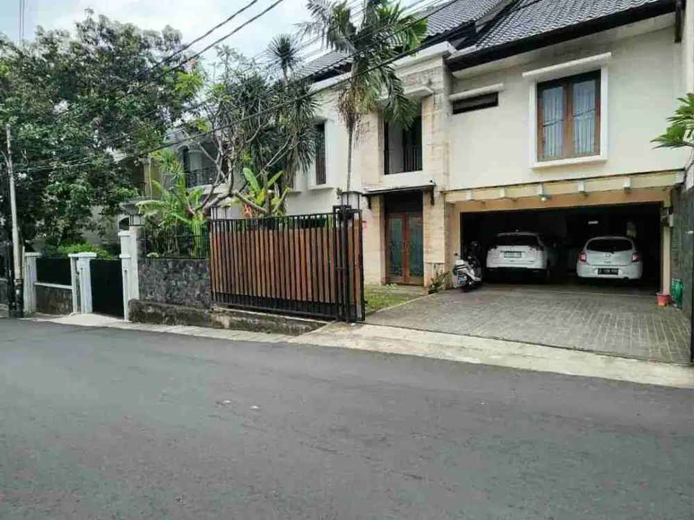 Rumah Mewah Swimming Pool di Kebayoran Lama dekat Senayan Jakarta Selatan