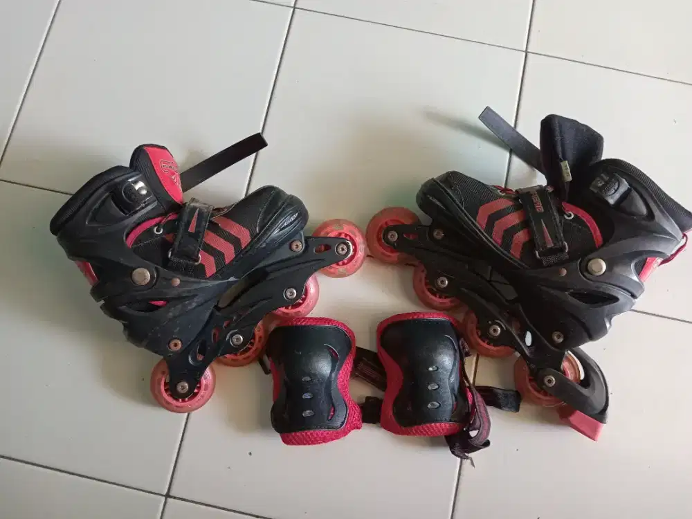 Sepatu  roda warna merah ukuran kaki 19 cm  merk power super B