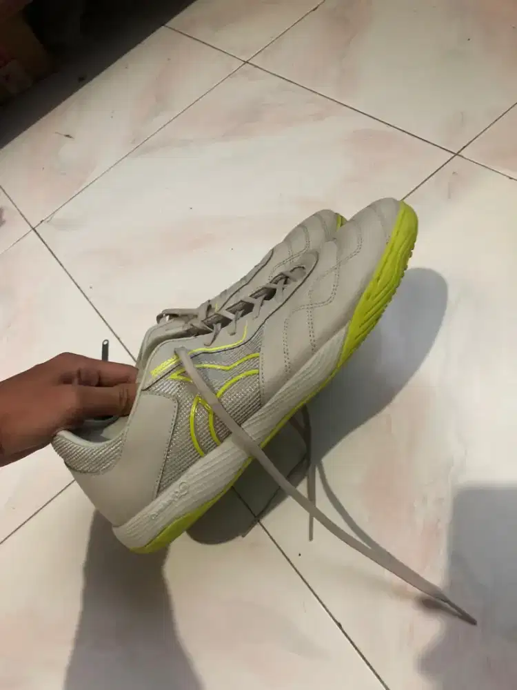 Sepatu futsal ukuran 46