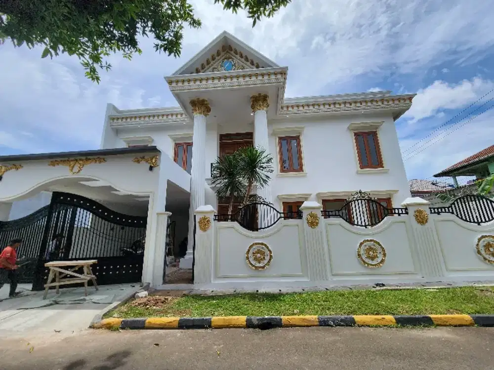Rumah besar dengan kolam renang puspitaloka