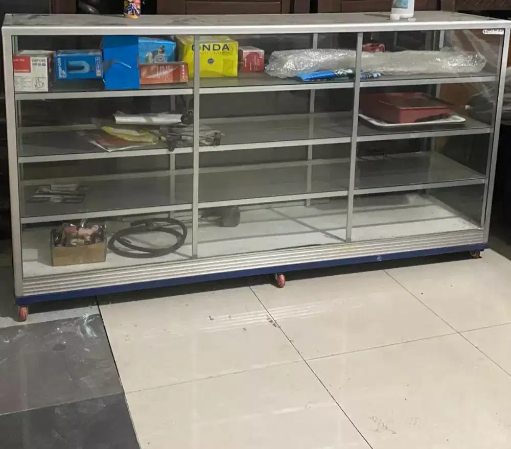 Etalase kaca 2 meter