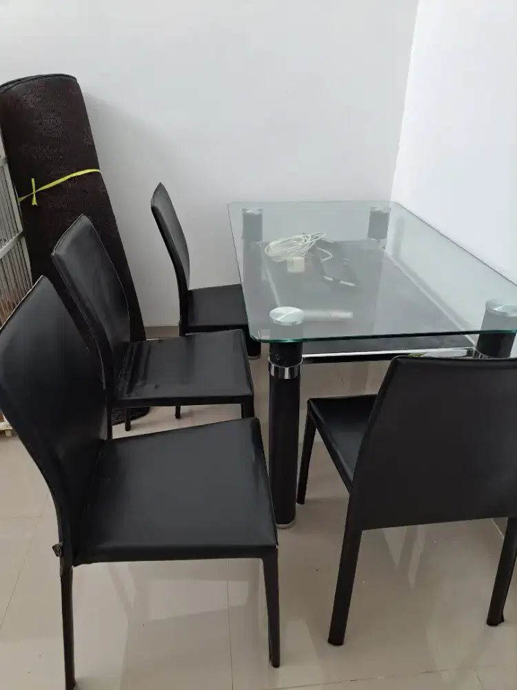 Set Meja Makan dan Kursi