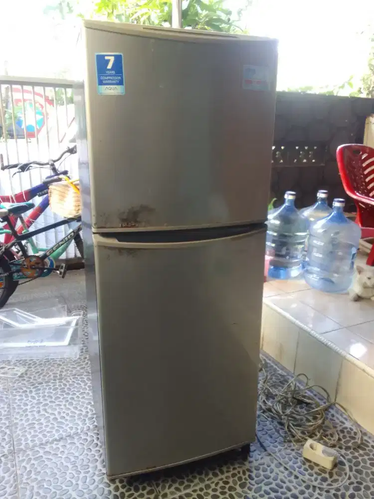 Kulkas AQUA 2 pintu, pemakaian pribadi.