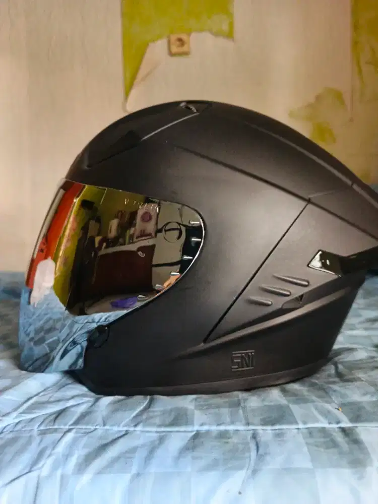Helm R-six ukuran nya L