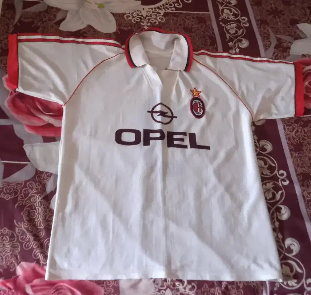 Mau jual baju jersi bola AC milan putih ukuran XL
