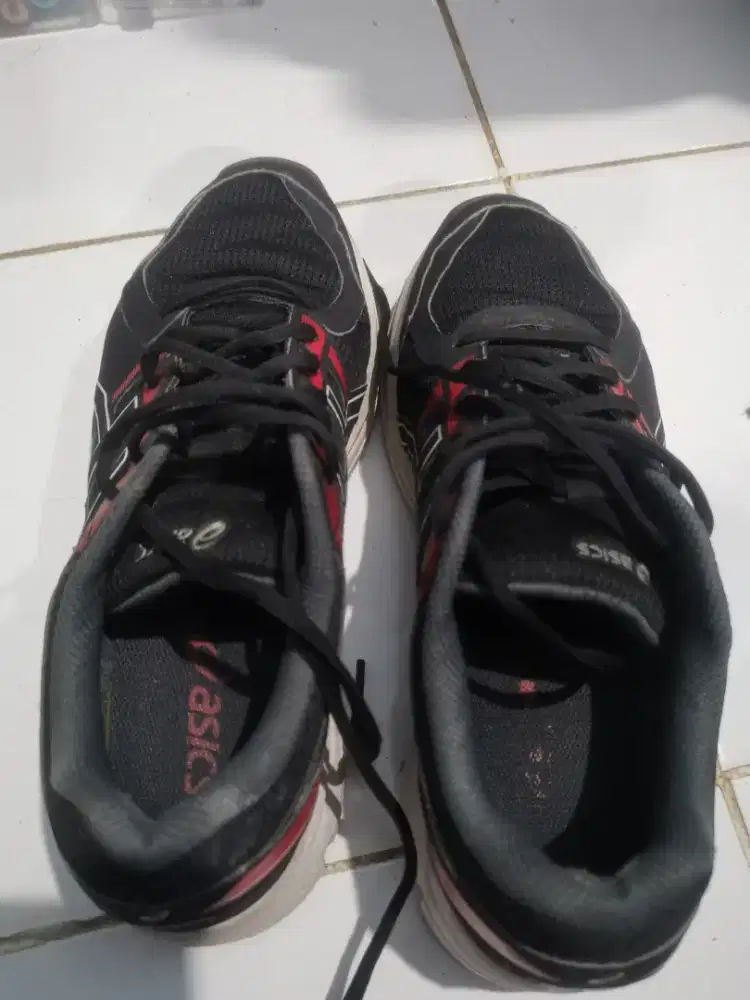 Sepatu asics ukuran 44