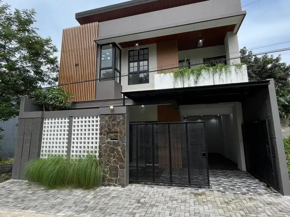 Rumah mewah modern tropis dekat Pamela Purwomartani & Exit toll