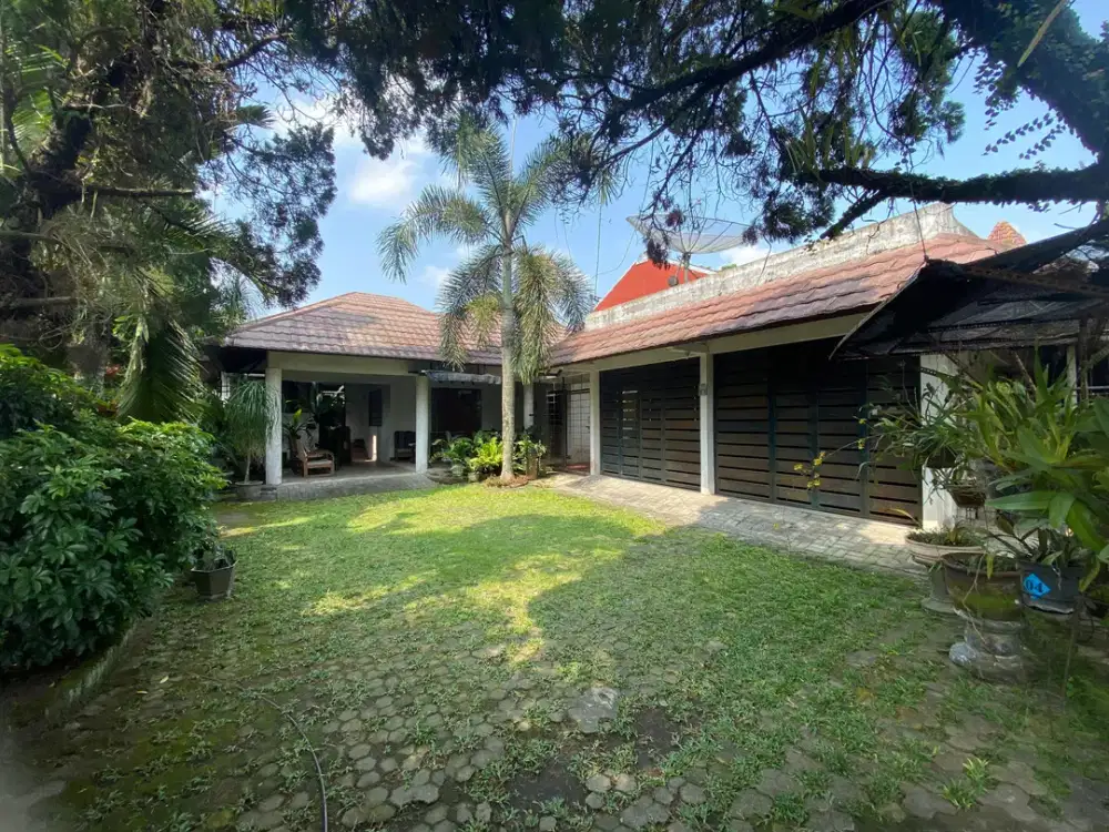 Dijual murah rumah klasik tanah luas di jl Kaliurang km 10