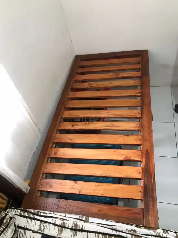 Dipan bekas kondisi seperti baru