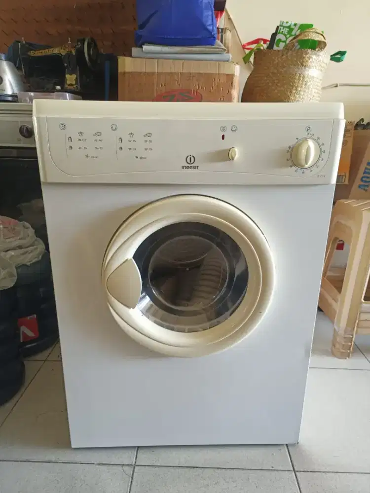 Mesin pengering pakaian merk Indesit