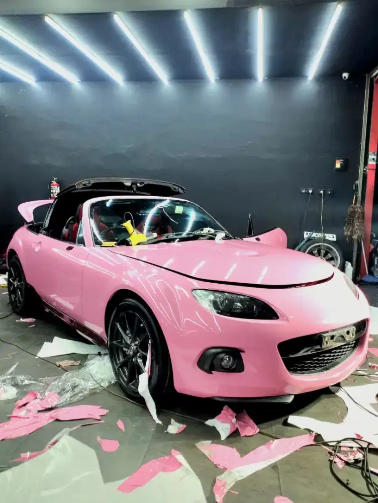 Wrapping Mazda MX-5 supper glossy pink