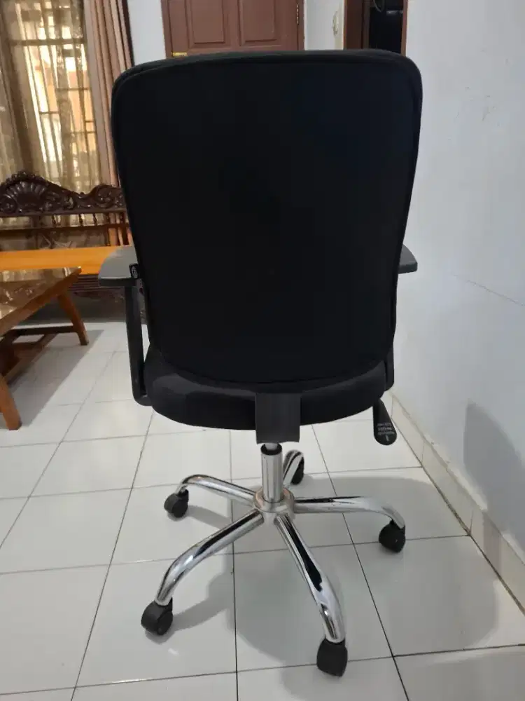 Kursi kantor warna hitam