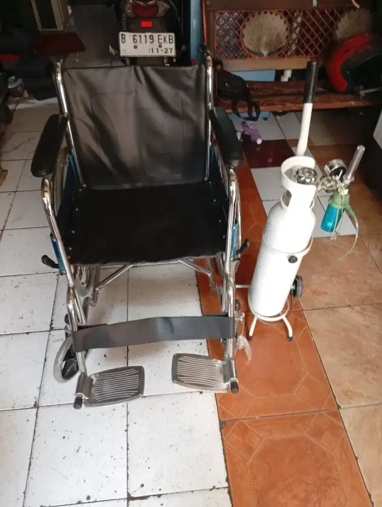 kursi Roda dan tabung oksigen