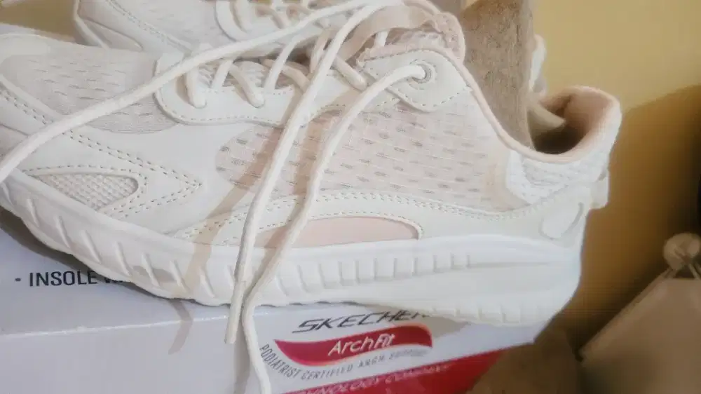 Sepatu skechers bobs putih