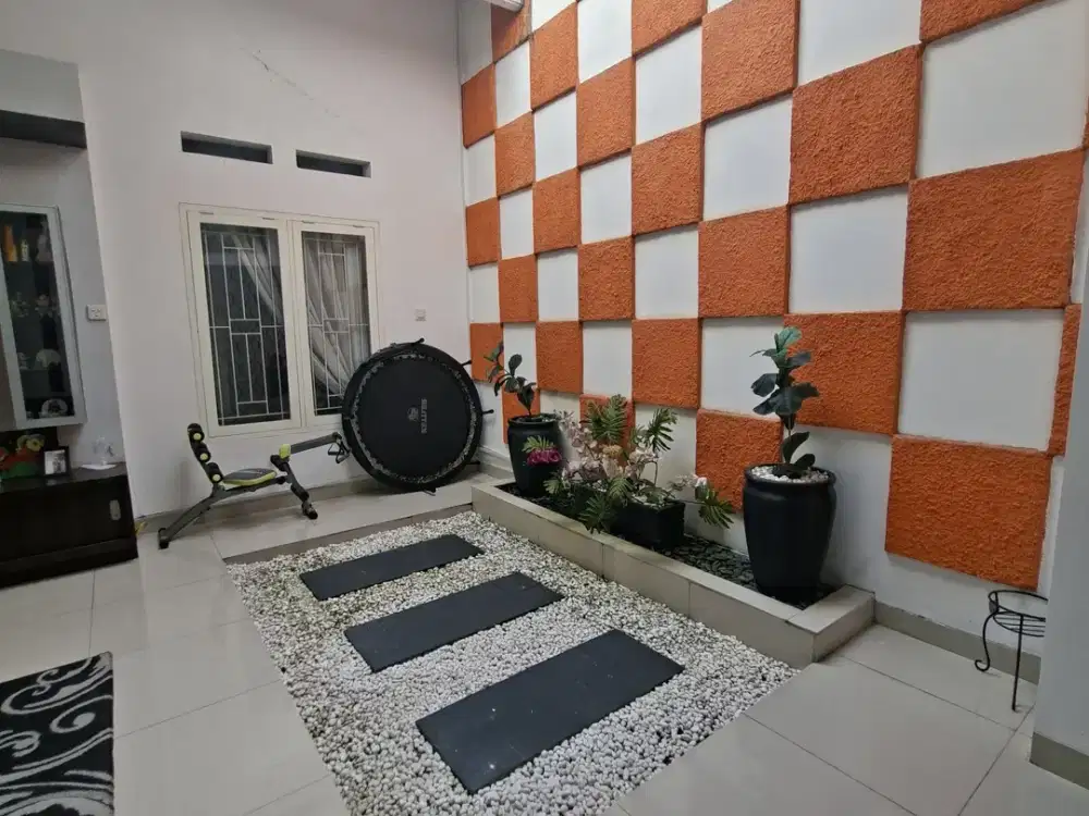 DIJUAL RUMAH DENGAN INTERIOR DAN PERABOTAN