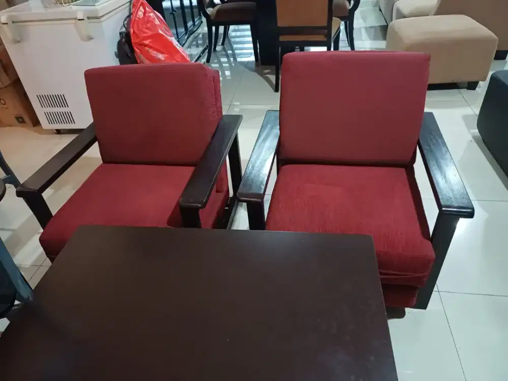 Sofa kotak merah + meja kayu