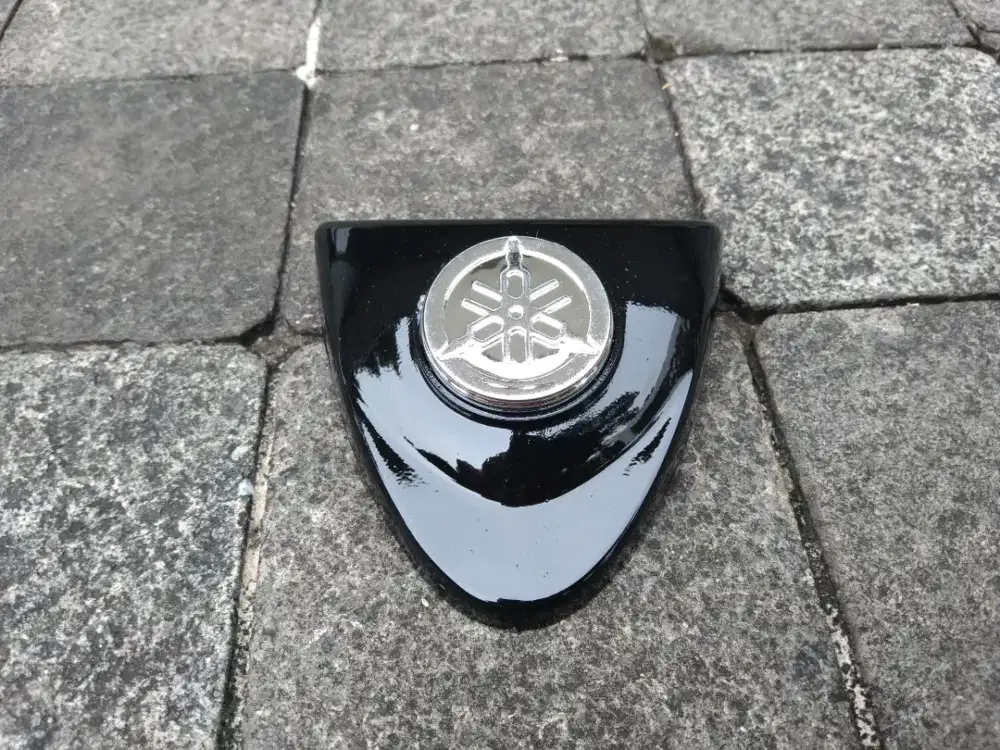 Emblem dasi Yamaha F1Zr atau Vega Lama