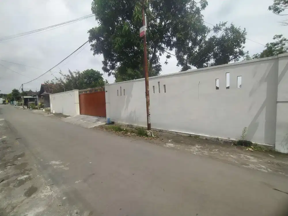 Tanah Ada Bangunan Lama Lokasi Nyaman sudah Tembok Keliling