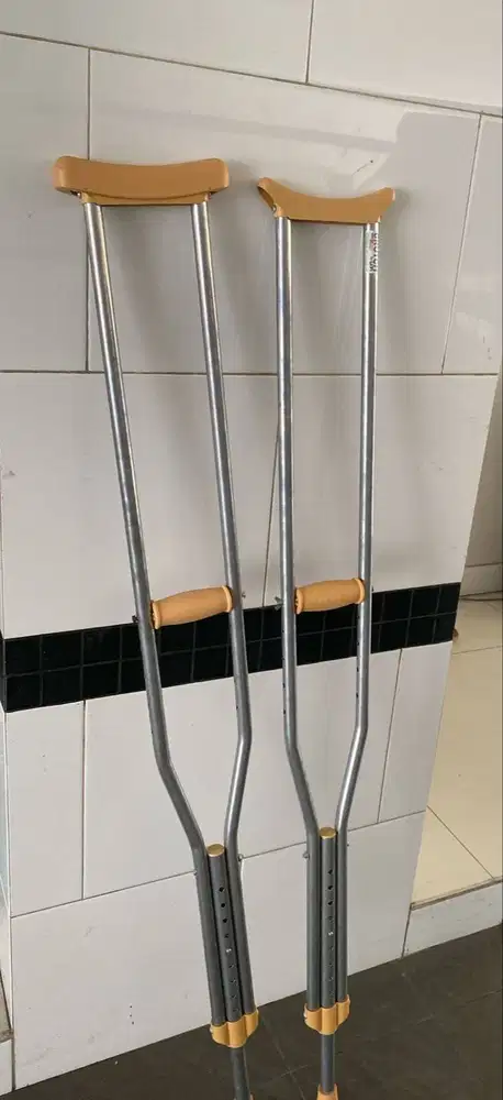 KRUK ATAU TONGKAT KETIAK ALAT BANTU JALAN