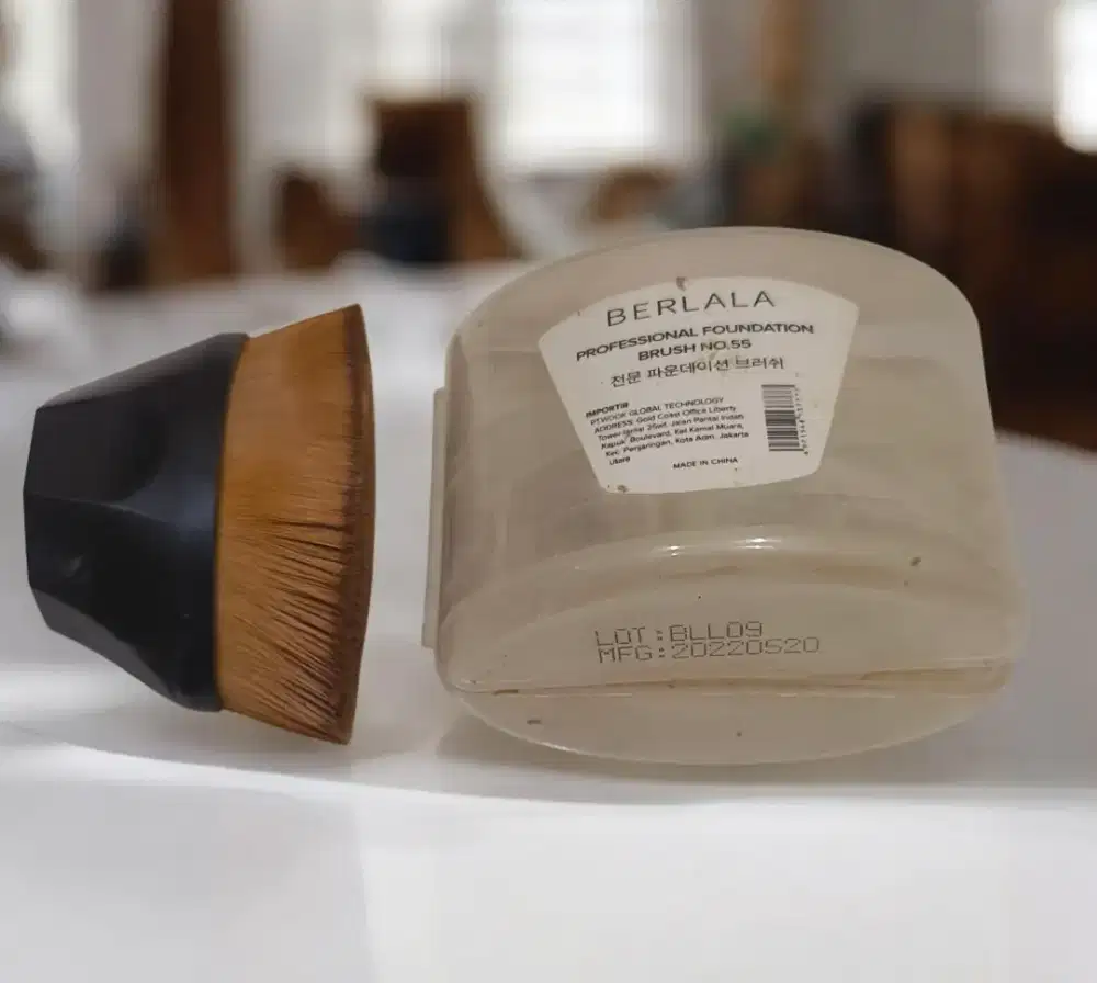Brush besar Berlala untuk meratakan foundation