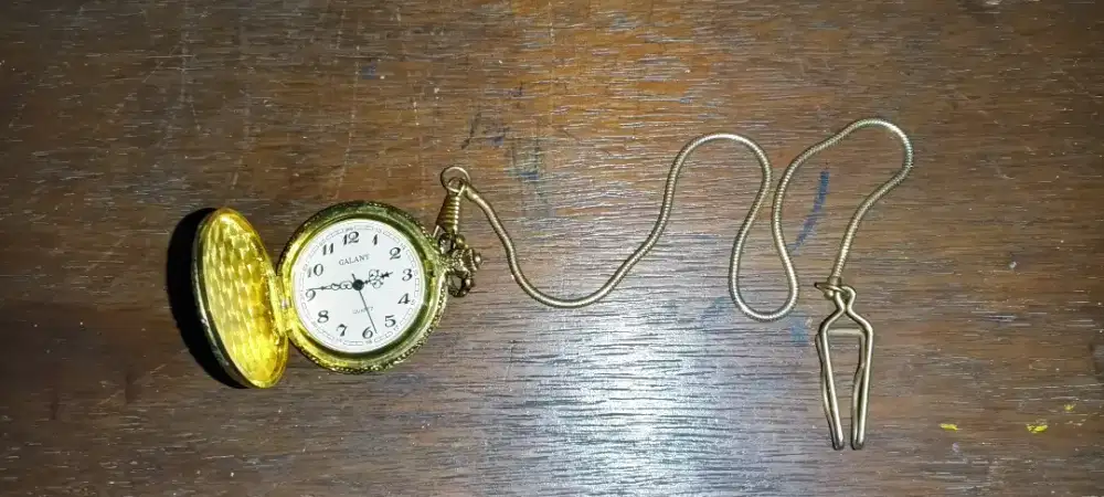 Jam saku antik Galant