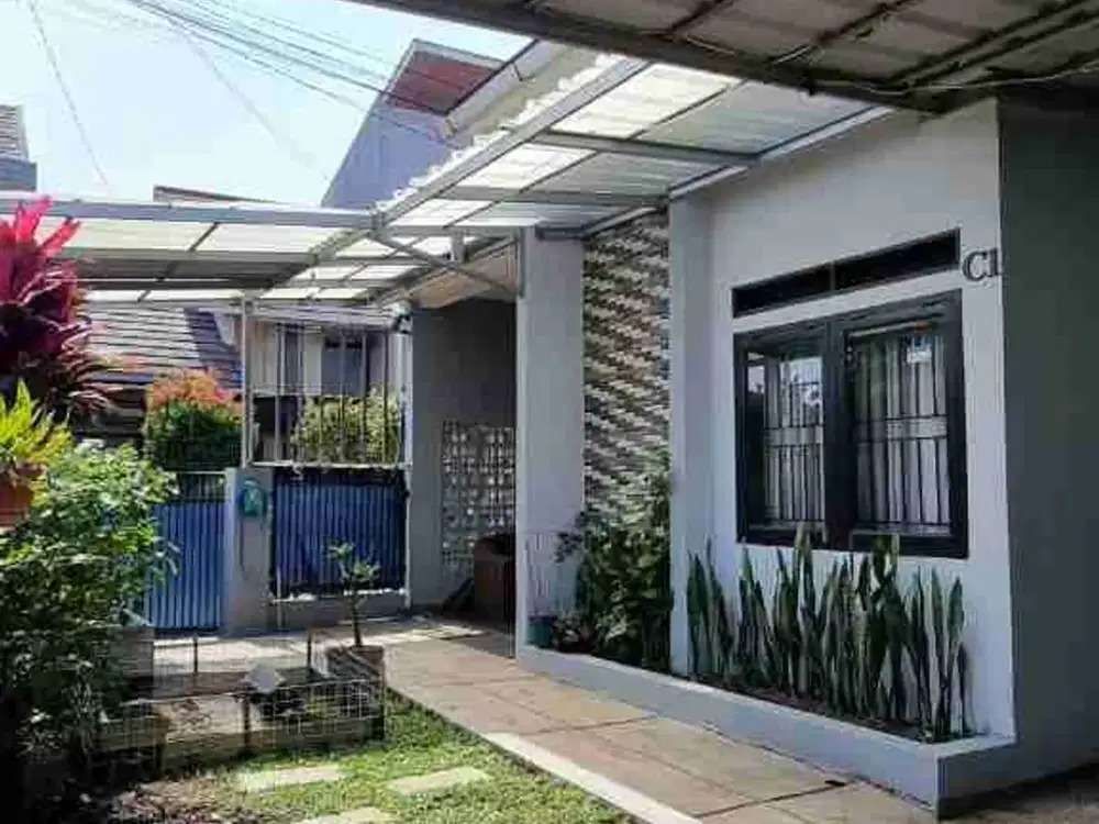 Rumah terawat dalam komplek di Ciwastra