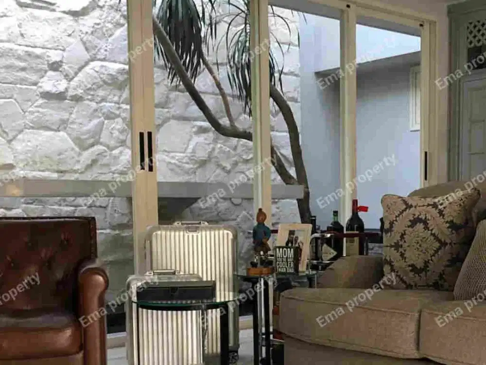 Rumah mewah ada Swimming pool di Isen Darmo Harapan