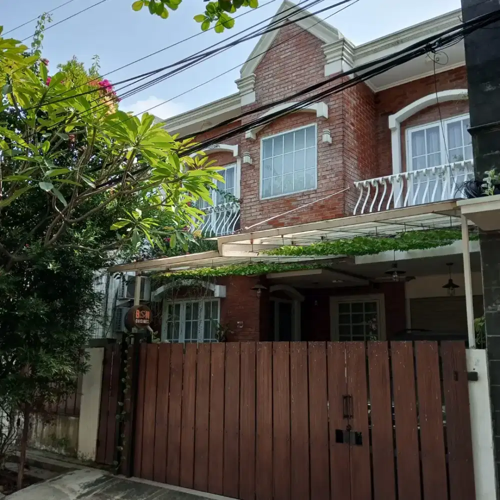 Di jual rumah dalam komplek yang Asri