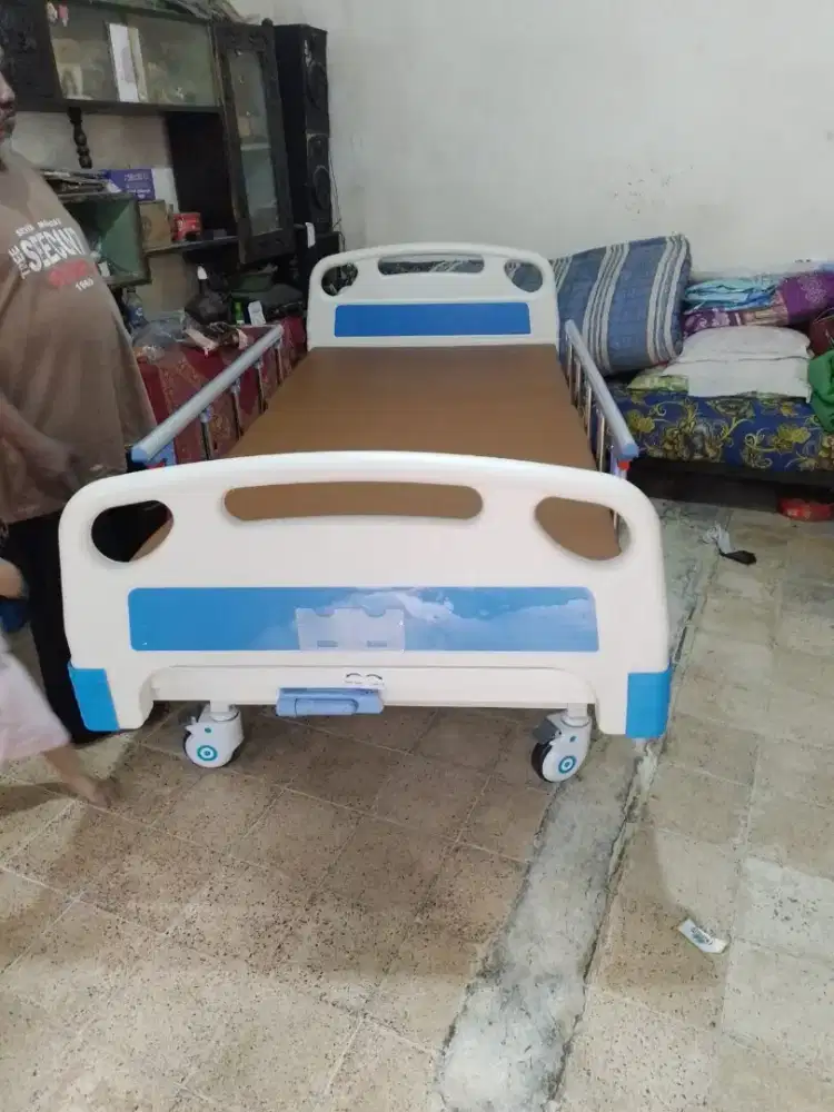 Tempat tidur rawat inap rumah sakit