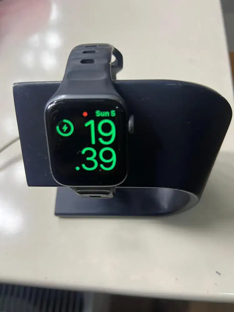 Apple watch series 5 - 40 mm GPS model. (watch only) + nomad strap