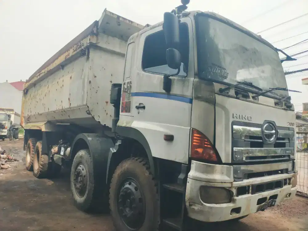 Hino 700 dump truk 8x4 th2011