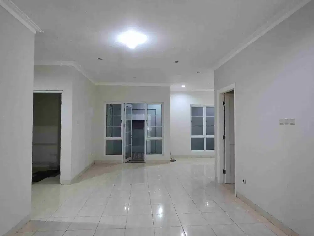 DIJUAL RUMAH 2 LANTAI DI CLUSTER TENGAH KOTA WISATA, DEKAT MAL!
