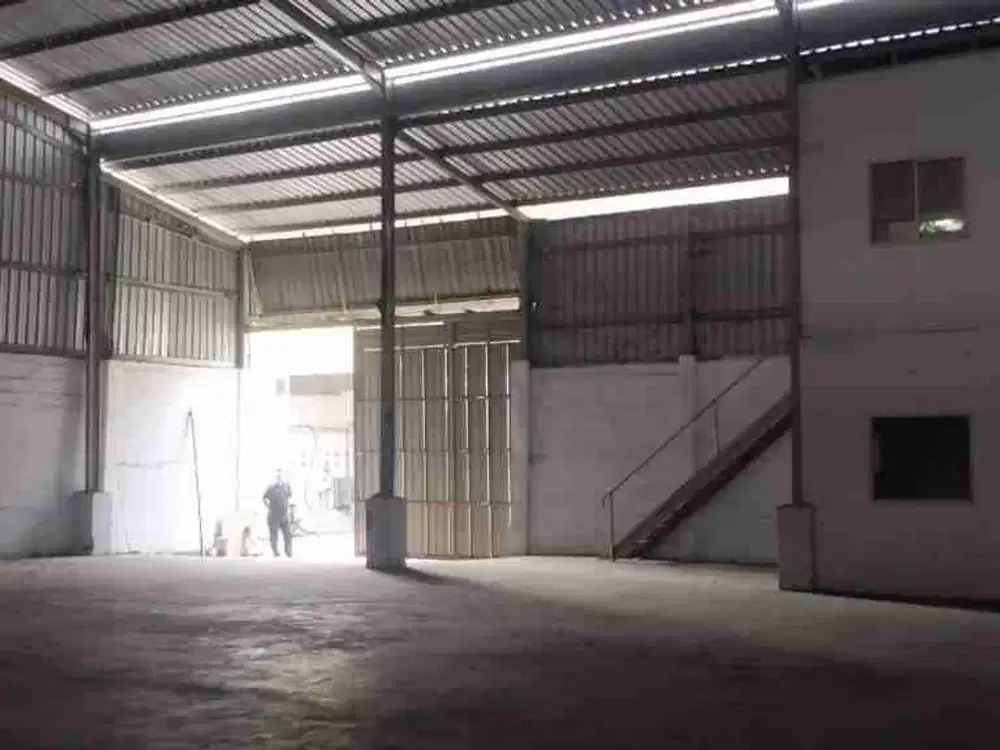 Disewakan Gudang Tropodo samping superindo bangunan baru 
Luas tanah :360 m2 (18 x 20 )