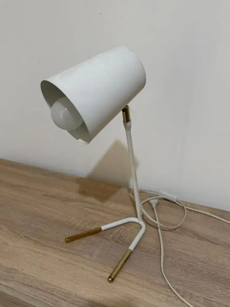 Lampu meja informa