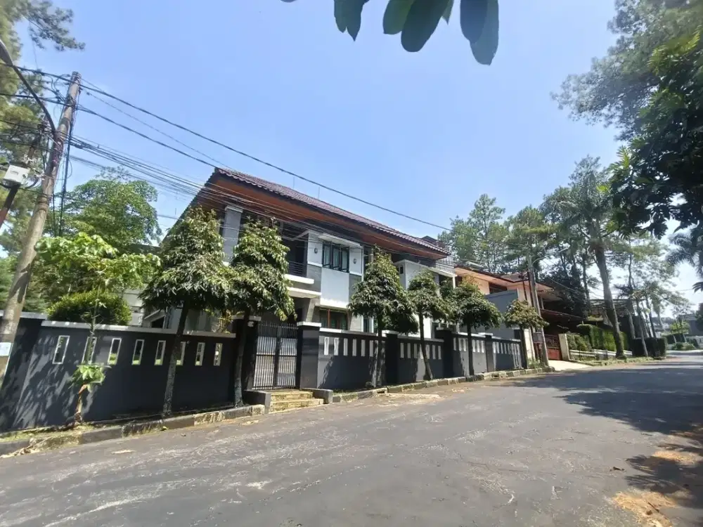 Jual Rumah LUAS harga MURAH di bawah PASARAN posisi Hook di Gegerkalong Setiabudi Bandung Utara
