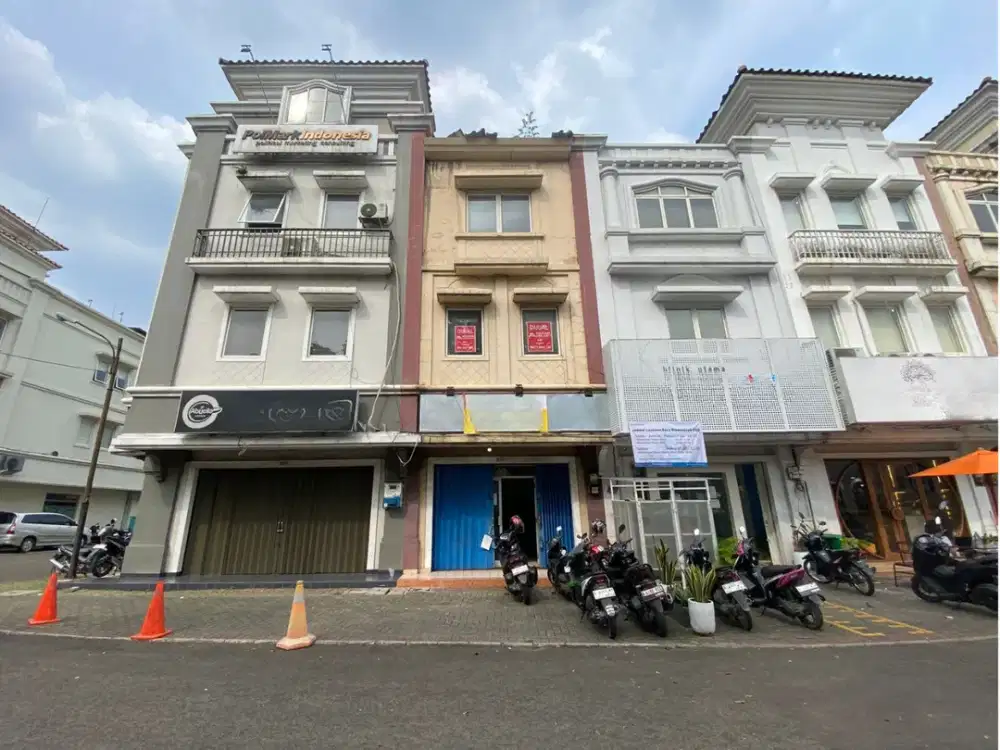 BSD ruko 3 lantai depan pasar modern kondisi rapih