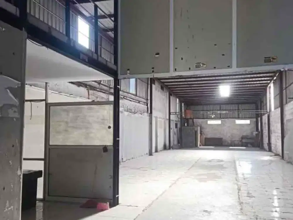 Disewakan gudang pinggir jl raya