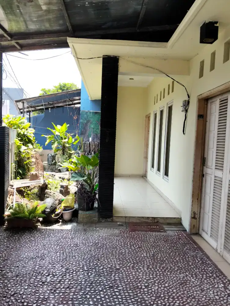 Di sewa kan rumah pinggir jalan