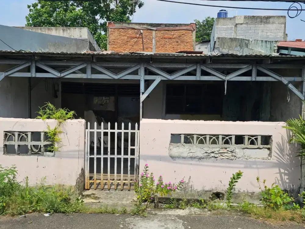 Rmh Cengkareng 690jt nego. Hitung Tanah, Bangunan sudah tidak layak. Akses jalan lebar, bisa 2 mobil.