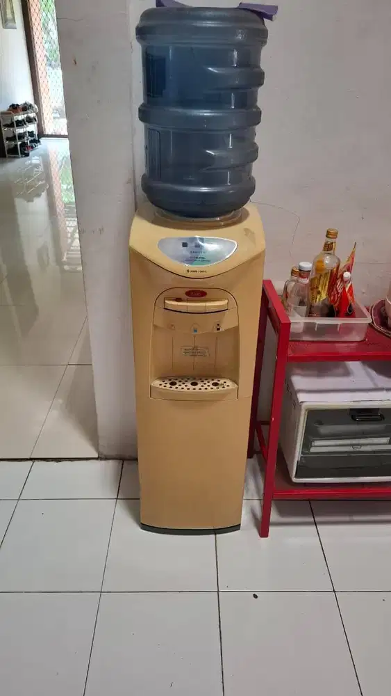 Dispenser air galon Sanken