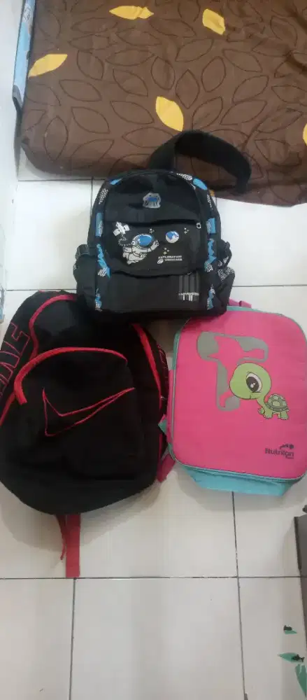 Tas sekolah buat anak-anak nya masih bagus mulus