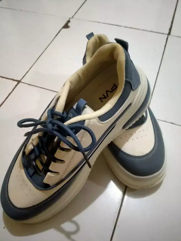 Jual sepatu karena gak di pakai lagi