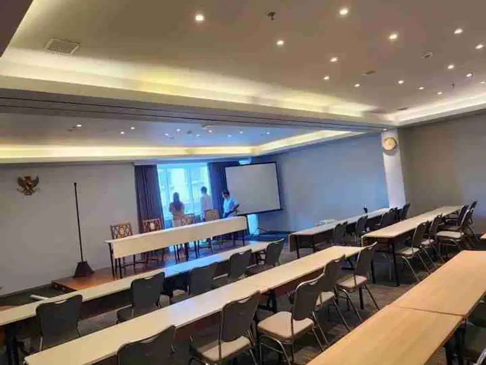 DISEWAKAN GEDUNG KOMERSIAL RAYA NGINDEN 4 LANTAI KONDISI SIAP PAKAI