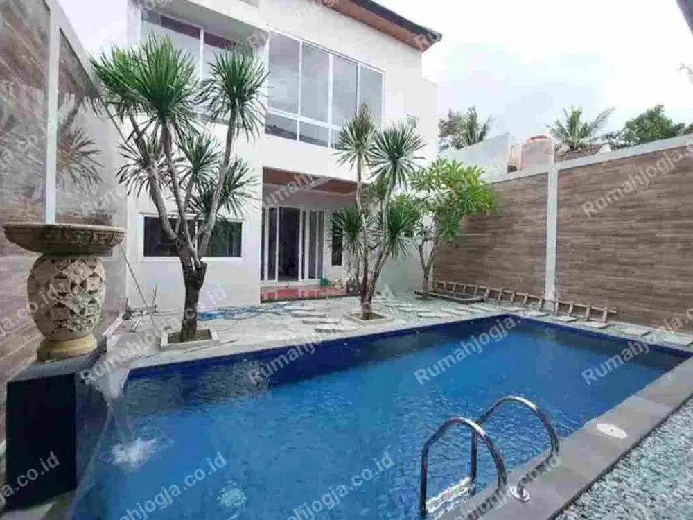 rumah mewah palagan KM 7 dengan kolam renang  dekat kampus UGM