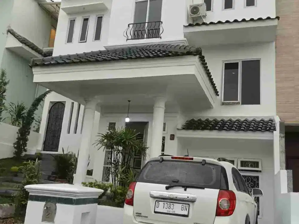 Dijual Cepat Rumah Siap Huni & Rapih 2 Lt di Sentul City Bogor  (Cluster Bukit Golf Hijau) View Hambalang