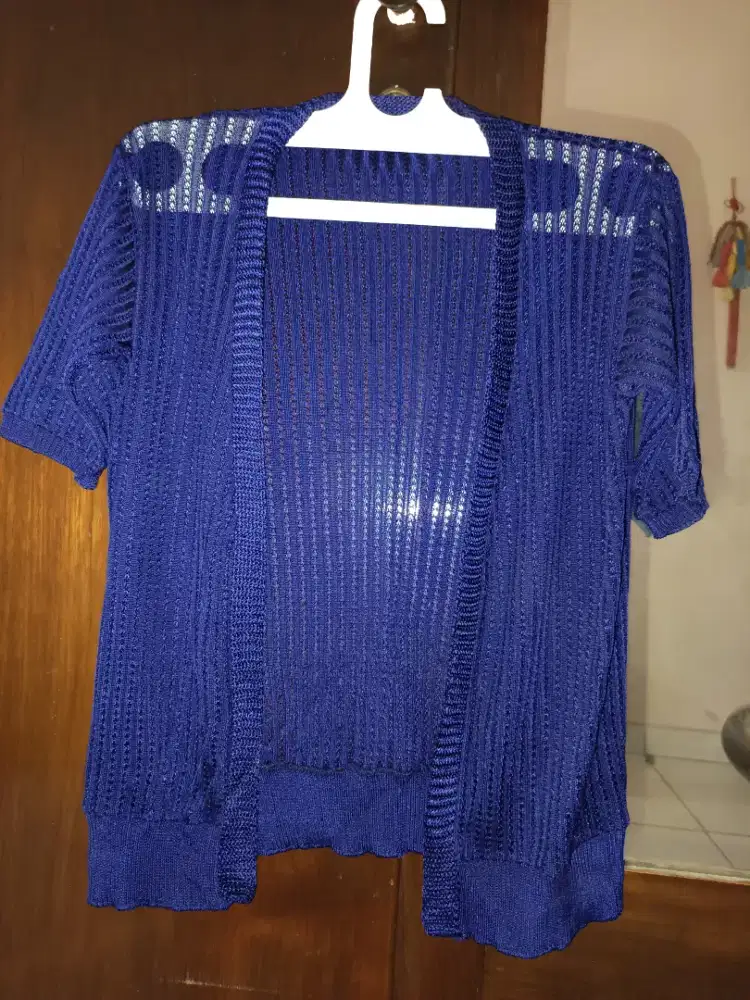 Cardigan biru tua, rajut mesin & menerawang.