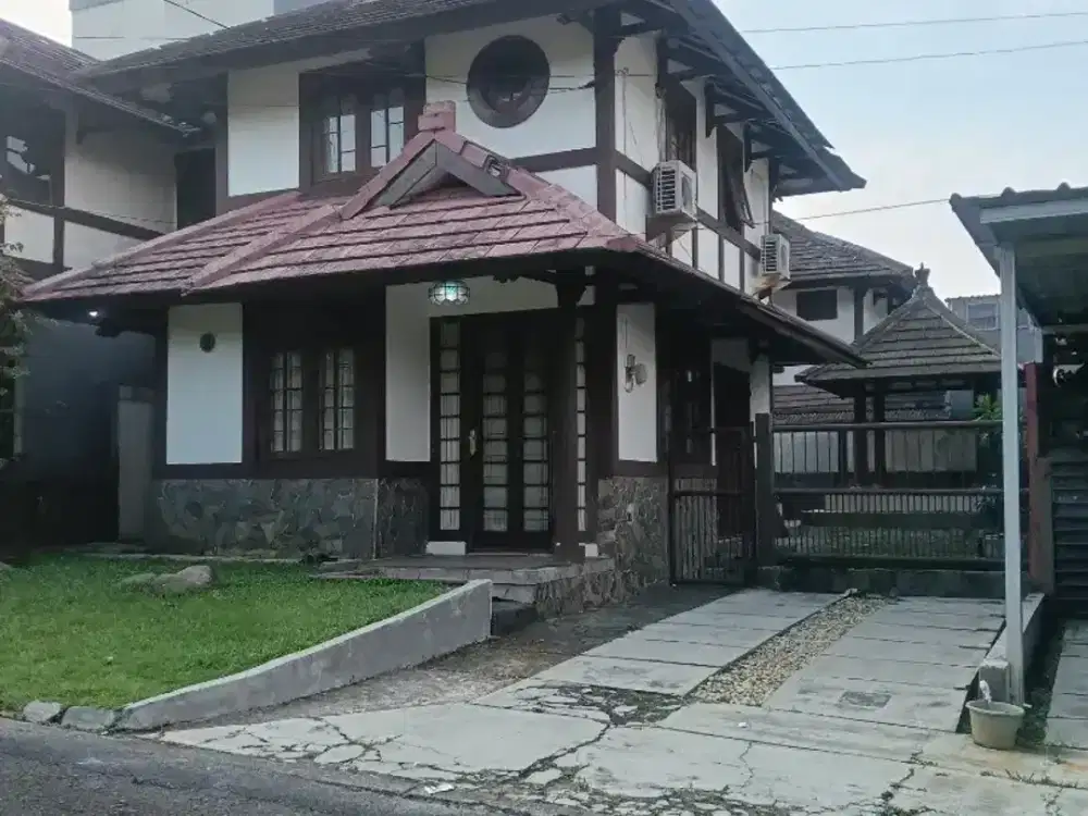 Di jual cepat rumah di Sentul city depan green area dengan viewgunung